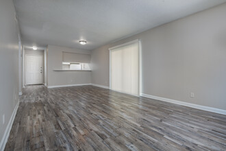 Magnolia Flats in San Antonio, TX - Building Photo - Interior Photo