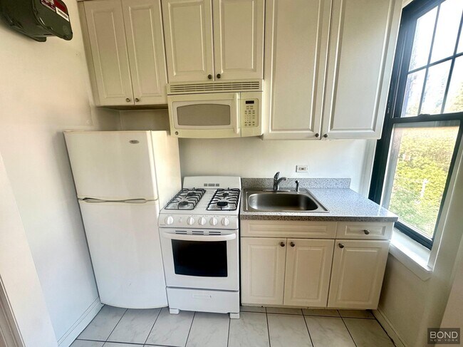218 W 10th St in New York, NY - Building Photo - Building Photo