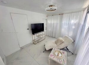950 NE 127th St in North Miami, FL - Building Photo - Building Photo