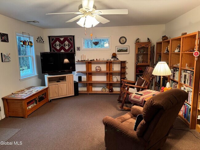 18 Conver Dr in Saratoga Springs, NY - Building Photo - Building Photo