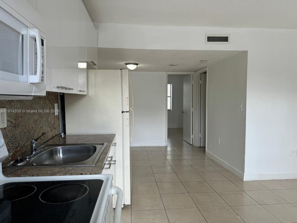 2401 Van Buren St in Hollywood, FL - Building Photo