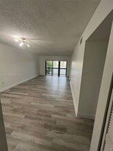 8875 Fontainebleau Blvd in Miami, FL - Building Photo - Building Photo