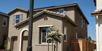 319 E Liverno Ave in Tracy, CA - Building Photo