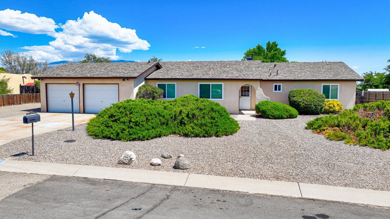 204 Veja Baja Dr SE in Rio Rancho, NM - Building Photo
