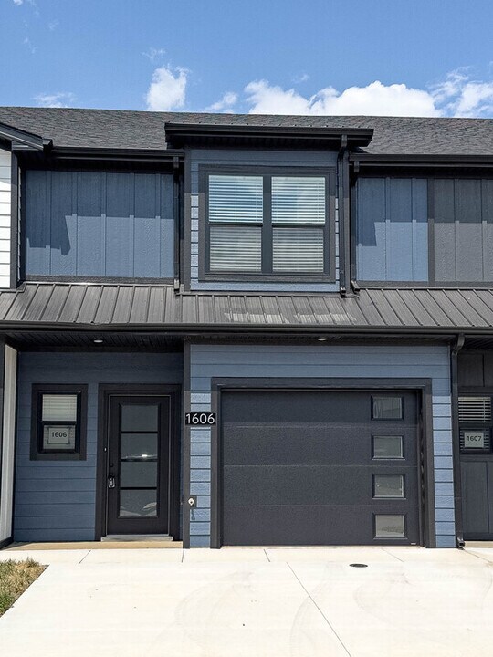1606 Jonathan Wade Cir in Clarksville, TN - Building Photo