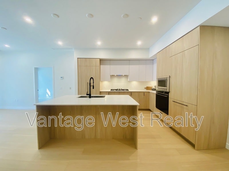 9652-9652 Benchland Dr in Lake Country, BC - Building Photo