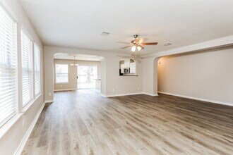 1231 Range Finder in San Antonio, TX - Foto de edificio - Building Photo