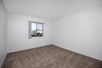 Laurel Terrace in Lawndale, CA - Foto de edificio - Building Photo