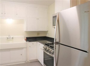 96 N Main St-Unit -6 in Cranbury, NJ - Building Photo - Building Photo