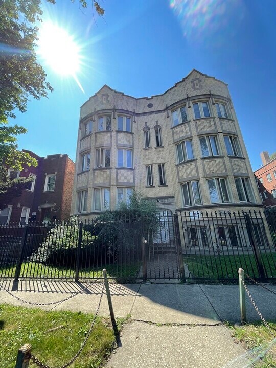 7932 S Kingston Ave in Chicago, IL - Foto de edificio