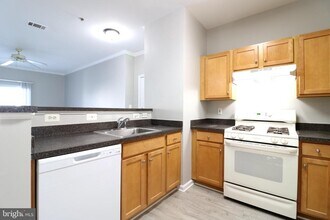 5117 Travis Edward Way in Centreville, VA - Building Photo - Building Photo