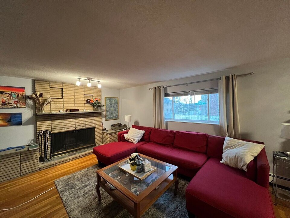 34 Grandview Ave in Watertown, MA - Building Photo