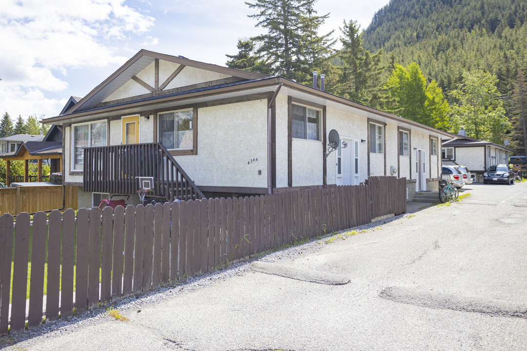 406 Muskrat St in Banff, AB - Building Photo