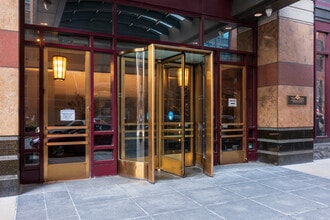 The Huron at 100 East in Chicago, IL - Building Photo - Building Photo