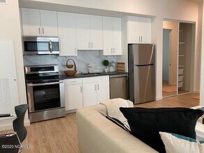 411 Wooster St-Unit -122 in Wilmington, NC - Foto de edificio - Building Photo