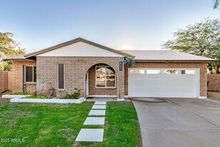 421 E Wickieup Ln in Phoenix, AZ - Building Photo