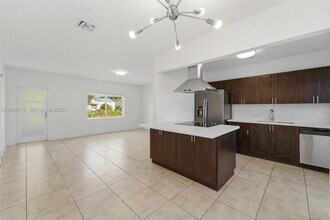 570 NW 49th St in Miami, FL - Building Photo - Building Photo