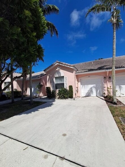 223 E Coral Trace Cir, Unit 403 in Delray Beach, FL - Building Photo - Building Photo