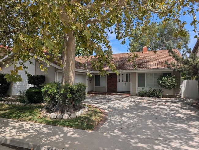 property at 23471 Vía Castanet