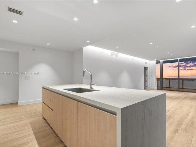 700 NE 24th St, Unit 3207 in Miami, FL - Building Photo - Building Photo