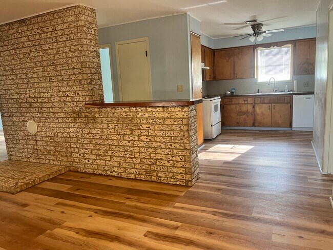 504 Kessler St in Hallettsville, TX - Building Photo - Building Photo
