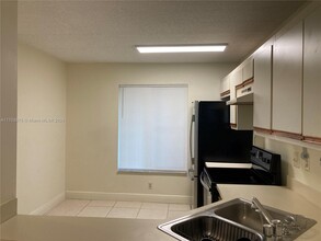 8250 NW 191st St-Unit -10-C in Hialeah, FL - Building Photo - Building Photo