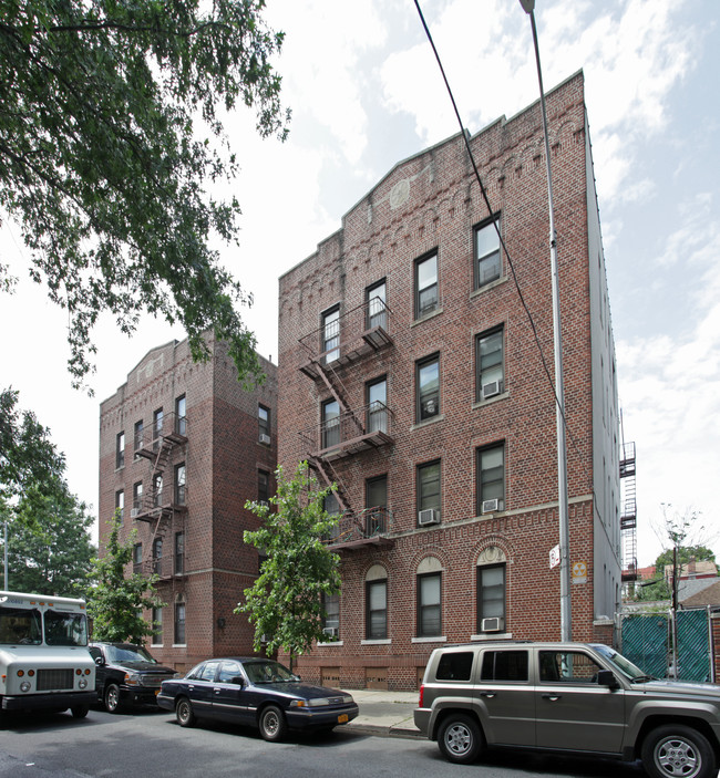 Hamilton Hall in Brooklyn, NY - Foto de edificio - Building Photo