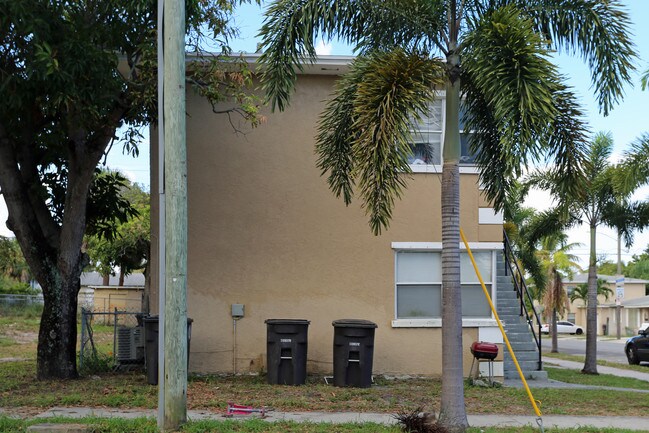 708-716 Douglass Ave in West Palm Beach, FL - Building Photo - Building Photo