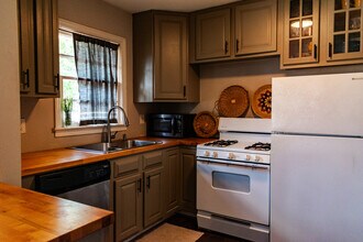 941 Dell Ave SE in Smyrna, GA - Building Photo - Building Photo