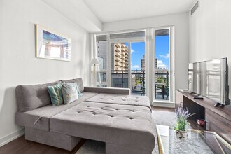 69 Holly St in Toronto, ON - Building Photo - Building Photo