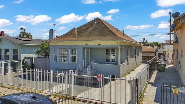 640 E 54th St in Los Angeles, CA - Building Photo - Building Photo