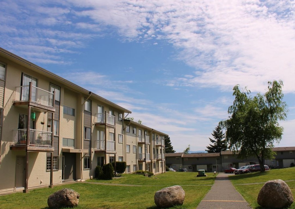 Discovery Village in Campbell River, BC - Building Photo