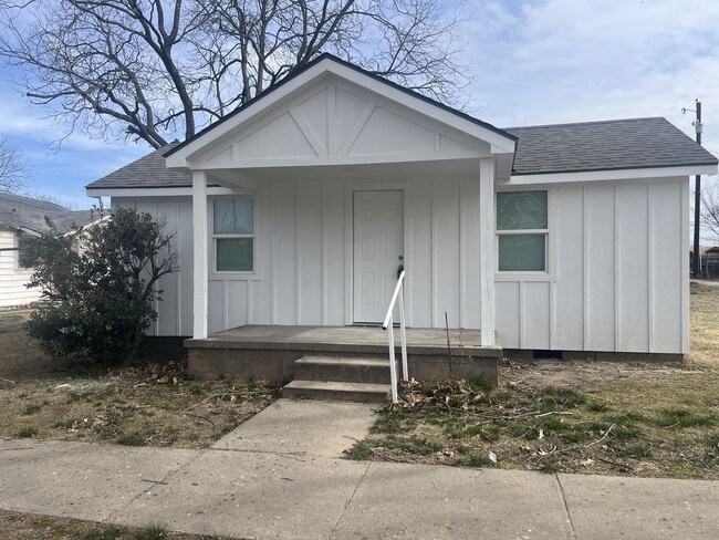 property at 820 N Oak Ave