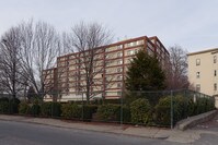 Douglas House in Brockton, MA - Foto de edificio - Building Photo