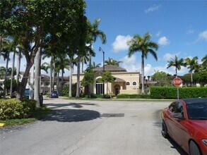 8980 W Flagler St in Miami, FL - Foto de edificio - Building Photo