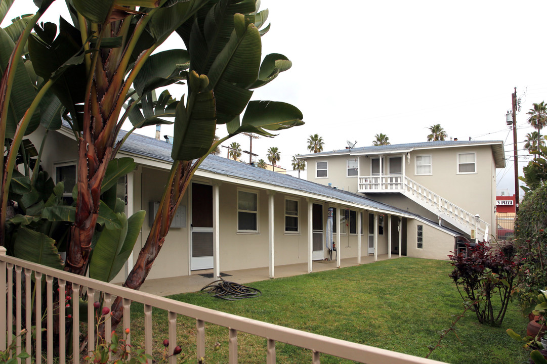 118 S Tremont St in Oceanside, CA - Foto de edificio