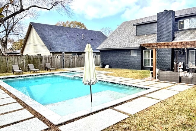 12407 Whittington Dr