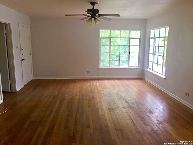 2055 W Summit Ave., Unit 3 in San Antonio, TX - Building Photo - Building Photo