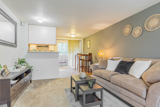 Clackamas Trails Apartments in Portland, OR - Building Photo - Interior Photo