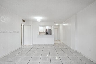 1075 W 68th St-Unit -110 in Hialeah, FL - Foto de edificio - Building Photo