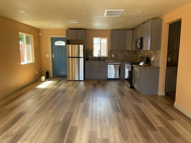 7220 17th St in Sacramento, CA - Foto de edificio - Building Photo