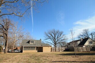 2033 SW Arnold Ave in Topeka, KS - Building Photo - Building Photo