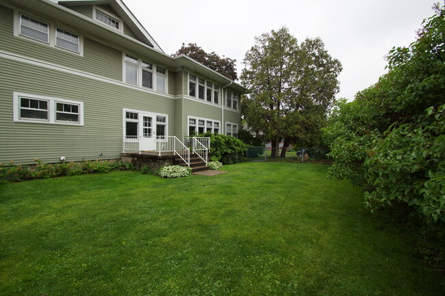 2523 1/2 LeClaire St, Unit 2523