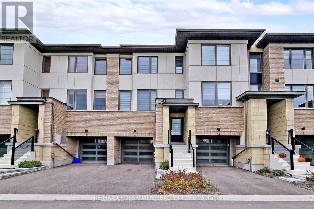 36 Shawfield Way in Whitby, ON - Building Photo