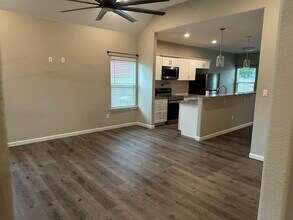 302 Holly Ave in Luling, TX - Building Photo - Building Photo
