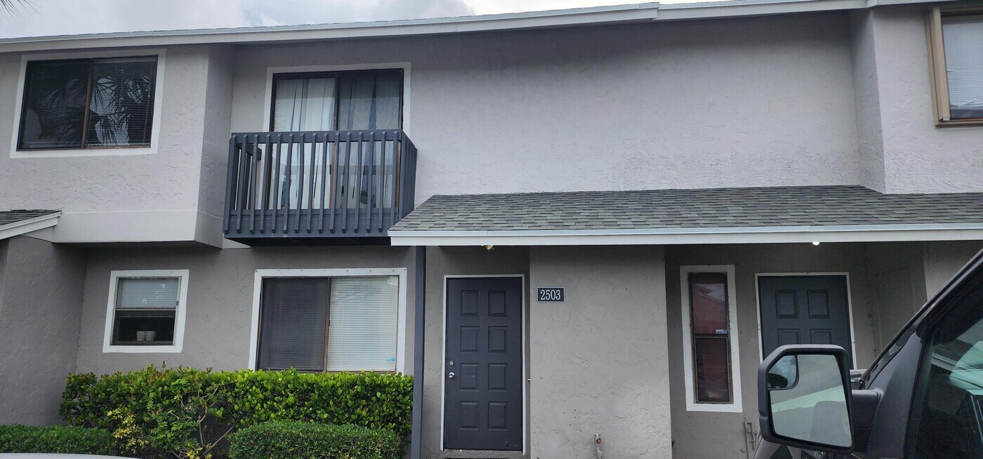 2503 Seaside Dr in Greenacres, FL - Building Photo