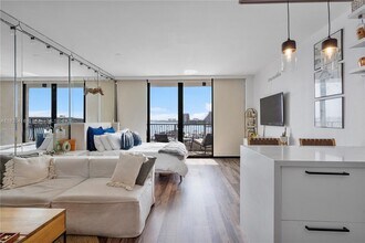 555 NE 15th St in Miami, FL - Building Photo - Building Photo
