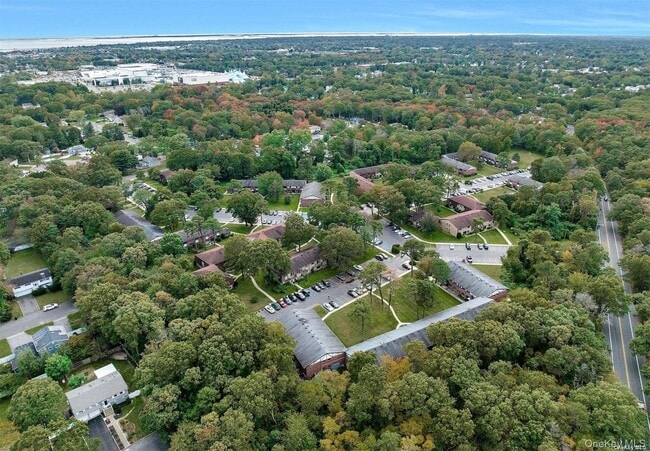 175 Newbrook Ln in Bay Shore, NY - Building Photo - Building Photo