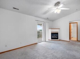 1000 Duchess Dr, Unit 12 in Solon, IA - Building Photo