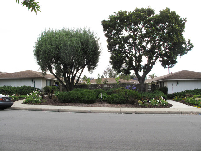 Oakwood Apartments in Claremont, CA - Building Photo - Building Photo